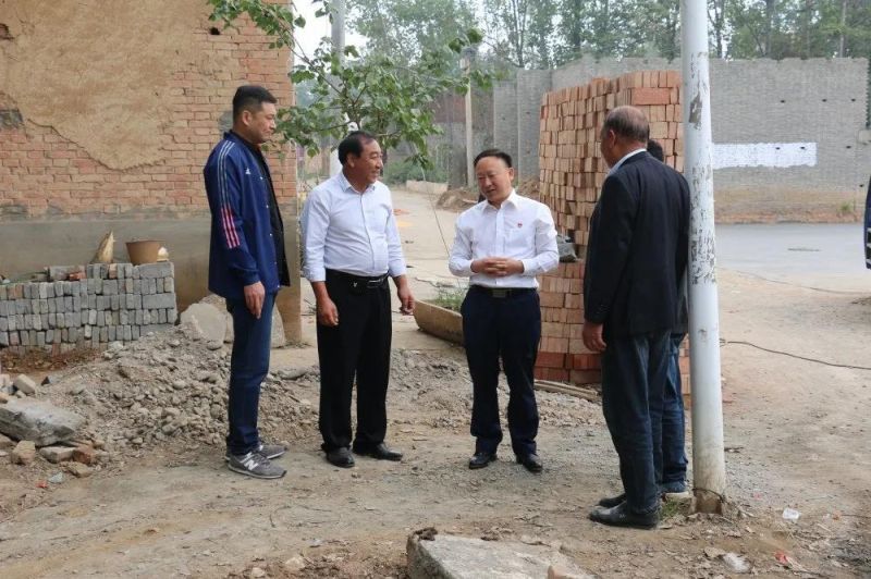 扶貧路上  攜手同行——弘義集團黨委書記、董事長張秀峰一行 到定點幫扶村調(diào)研