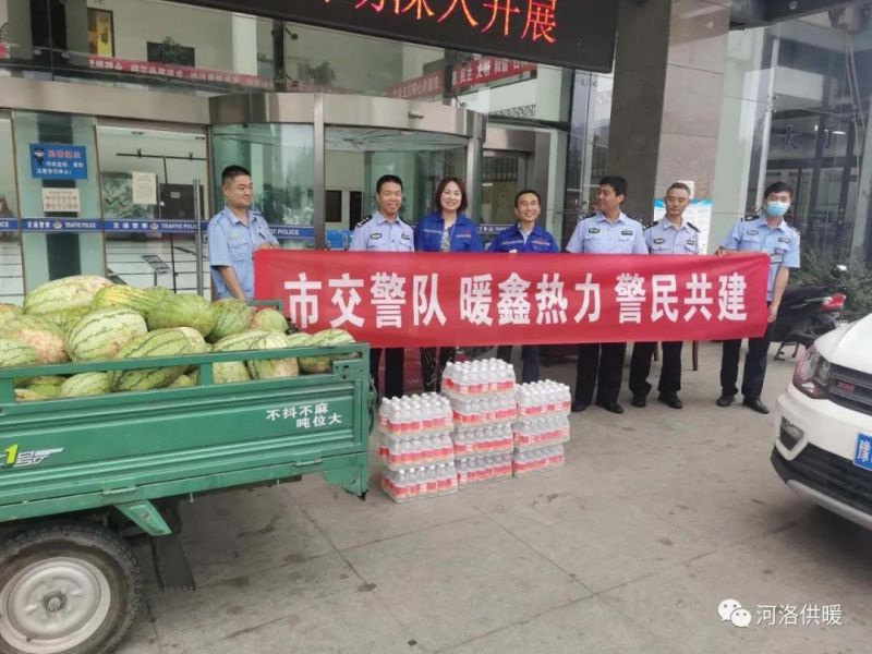 高溫下交警執(zhí)勤忙，暖鑫熱力送瓜送水送清涼